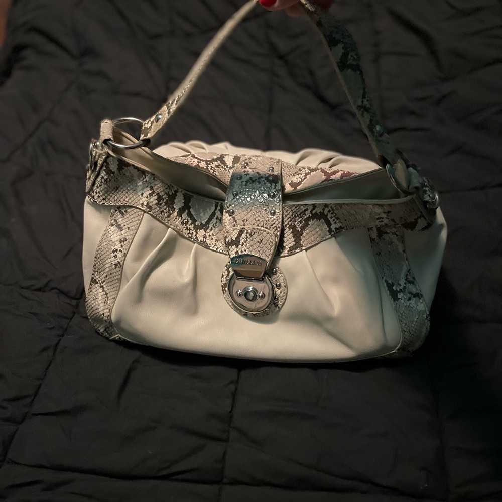 Off wire/cream colored guess handbag. With guess logo on front